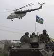 <p>Helicótero militar ucraniano sobrevoa área próxima a um posto de controle perto da cidade de Slaviansk, no leste da Ucrânia. Rebeldes pró-Rússia abateram dois helicópteros ucranianos em maio</p>  Foto: Baz Ratner / Reuters