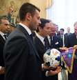 Francisco I recebeu Fiorentina e Napoli no Vaticano e afirmou que, no futebol, "o fator econômico não deve prevalecer sobre o esportivo"  Foto: AFP