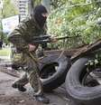 <p>Um homem armado pro-russo corre atr&aacute;s de barricadas segurando uma arma na cidade de&nbsp;Slovyansk, leste da Ucr&acirc;nia, nesta sexta-feira, 2 de maio</p>  Foto: AP
