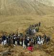 <p>Várias pessoas procuram por sobreviventes após o deslizamento de terra que soterrou sexta-feira o vilarejo de Abi-Barik, na província de Badakhshan, no norte do Afeganistão</p>  Foto: AP