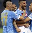 Insigne comemora gol na vitória do Napoli sobre a Fiorentina  Foto: AP