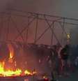 <p>Imagem feita a partir de v&iacute;deo mostra pessoas carregando um quadro de andaimes incendiado em um&nbsp;terreno, em Odessa, na Ucr&acirc;nia, na sexta-feira, 2 de maio</p>  Foto: AP