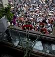 <p>Pessoas se re&uacute;nem em frente ao pr&eacute;dio sindical queimado&nbsp;em Odessa, neste domingo</p>  Foto: AP
