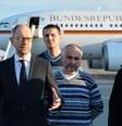<p>Primeiro-ministro da Ucrânia, Arseniy Yatsenyuk fala com membros da equipe da OSCE libertados em 3 de maio, no aeroporto Boryspil em Kiev. Yatsenyuk disse à BBC que investigação independente vai apurar tragédia em Odessa </p>  Foto: AFP