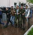 <p>Grupo de detidos sendo liberado pela polícia, em Odessa, neste domingo, 4 de maio</p>  Foto: Reuters