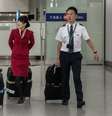 <p>As comissárias de bordo da Cathay Pacific reclamam que seus uniformes são muito justos e curtos</p>  Foto: AFP