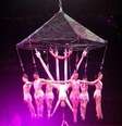<p>Acidente aconteceu durante número em que as bailarinas ficam suspensas e seguradas apenas pelos cabelos</p>  Foto: AP