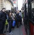 <p>Londrinos fazem fila na estação Victoria durante o segundo dia de uma greve de 48 horas que fechou as redes de metrô e trem da cidade, em  30 de abril</p>  Foto: AP