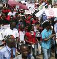 <p>Manifestantes exigem a liberta&ccedil;&atilde;o das estudantes sequestradas pelo grupo extremista Boko Haram na remota&nbsp;aldeia de Chibok, em 5 de maio</p>  Foto: Reuters