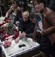 <p>Velório da jovem de 21 anos, estudante de enfermagem, que jazia no caixão vestida de noiva nesta segunda-feira</p>  Foto: AP