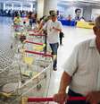 <p>Clientes fazem fila para fazer compras em supermercado estatal em Caracas, em 2 de maio</p>  Foto: Reuters