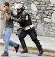 <p>Polícia prende um manifestante anti-governo durante manifestação em Caracas, em 21 de abril</p>  Foto: Reuters