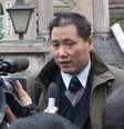 O advogado chinês Pu Zhiqiang fala com jornalistas fora da Corte de Chingqing (foto de 2012)  Foto: Reuters