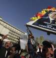 <p>Partidários do ex-presidente egípcio Hosni Mubarak acenam em uma manifestação nos arredores de Cairo, em 25 de abril</p>  Foto: Reuters