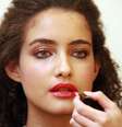 Ouse na maquiagem do dia a dia: troque o batom vermelho pelo laranja e finalize com um toque de gloss   Foto: Andrea Felizolla
