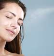 Enriquecida com vitaminas e extratos vegetais, a água vitaminada vem fazendo o maior sucesso entre as mulheres por revitalizar a pele, garantindo ainda mais hidratação e luminosidade    Foto: Shutterstock 