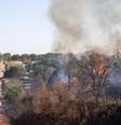 <p>Bombeiros combatem incêndio no Condado Logan, perto de Guthrie, em Oklahoma, nos Estados Unidos, nesta segunda-feira</p>  Foto: Richard Rowe / Reuters