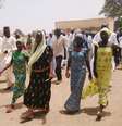 <p>Foto de 21 de abril mostra quatro alunas da escola secundária do governo de Chibok, que foram sequestrados por homens armados, caminhando junto com suas famílias, na Nigéria</p>  Foto: AP