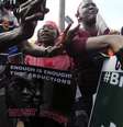 <p>Pessoas seguram cartazes em um protesto, em 5 de maio, exigindo a liberta&ccedil;&atilde;o das estudantes&nbsp;raptadas da aldeia remota de Chibok em meados de abril</p>  Foto: Reuters
