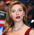 Na première em março, Scarlett Johansson manteve os fios ruivos e optou por uma escova modelada já nos fios mais compridos  Foto: Getty Images