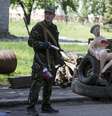 <p>Pró-russo se posiciona em um posto de controle na cidade de Slaviansk, no leste da Ucrânia</p>  Foto: Reuters