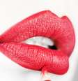 Para uma maquiagem impecável, use o lápis labial, que prepara a boca para receber o batom matte, cremoso, cintilante ou gloss  Foto: Shutterstock