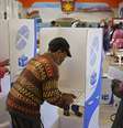 <p>Eleitores registram seus votos em um posto eleitoral no município de Nyanga, nos arredores de Cidade do Cabo, África do Sul, nesta quarta-feira, 7 de maio 7</p>  Foto: AP