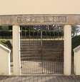 Portão de entrada de abadia que sofre com escândalos   Foto: Wikimedia