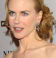 A atriz Nicole Kidman surgiu em um evento com excesso de pó translúcido na região abaixo dos olhos e na ponta do nariz  Foto: Getty Images