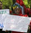 <p>Manifestantes realizaram uma passeata em apoio às meninas sequestradas pela Boko Haram</p>  Foto: Reuters