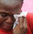 <p>Uma das mães das meninas sequestradas na escola em Chibok enxuga as lágrimas durante um comício de grupos da sociedade civil que pressionam para a liberação das meninas em Abuja, 6 de maio, antes do Fórum Econômico Mundial</p>  Foto: AFP