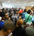 <p>Alguns clientes tiveram que aguardar atendimento com senhas do lado de fora da agência</p>  Foto: Divulgação