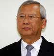 <p>Ministro do Comércio Niwatthamrong Boonsongphaisan aborda jornalistas em Bangkok, nesta quarta-feira, 7 de maio</p>  Foto: Reuters