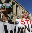 <p>Em um protesto, em janeiro deste ano, população pediu pelo fim da espionagem norte-americana</p>  Foto: Reuters