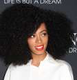 Considerada a musa do black power, Solange Knowles abusa do volume   Foto: Shutterstock