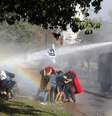 Tropas de choque usam canhões de água para dispersar estudantes durante um protesto para exigir mudanças no sistema de educação chileno  Foto: Ivan Alvarado / Reuters
