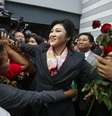 <p>A primeira-ministra da Tailândia, Yingluck Shinawatra, cumprimenta seus partidários ao sair do Escritório de Defesa de Bangock, em 7 de maio</p>  Foto: Reuters