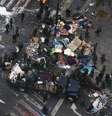 <p>Membros da Guarda Nacional Bolivariana desmontam acampamentos no centro da capital venezuelana, em 8 de maio</p>  Foto: Reuters