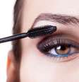 A máscara de cílios deve ser aplicada da raiz às pontas nas direções vertical e horizontal, para potencializar a ação do cosmético    Foto: Shutterstock