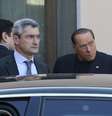 Berlusconi entrou no Instituto Sagrada Família sem fazer declarações aos mais de 100 jornalistas presentes  Foto: Antonio Calanni / AP