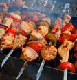 Com o Espetoflex, o churrasqueiro não precisa se preocupar em virar as carnes  Foto: Shutterstock