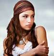 Lenço no cabelo pode compor visual hippie chique, segundo a hair stylist Tatiana Berke   Foto: Shutterstock