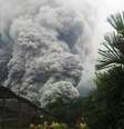 <p>O vulc&atilde;o Santiaguito&nbsp;expele colunas de cinzas superiores aos 8.300 metros de altitude</p>  Foto: Twitter