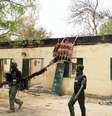 Soldados nigerianos guardam área da escola onde 200 meninas foram sequestradas   Foto: AFP