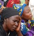 Mães de sequestradas choram sem notícias do paradeiro de meninas; Boko Haram é autor de crime  Foto: AFP