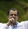 <p>Óscar Iván Zuluaga discursa durante comício em Bogotá, em 10 de maio</p>  Foto: AP
