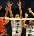 Jogadores do Sada Cruzeiro sobem no bloqueio para tentar impedir ponto do Al-Rayyan  Foto: FIVB / Divulgação
