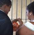 Primeiro casamento entre presas na Penitenciária Feminina Madre Pelletier ocorreu na sexta-feira no teatro da instituição, em Porto Alegre  Foto: Neiva Motta / Divulgação