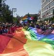 <p>Participantes estendem bandeira LGBT durante Parada Gay, em Havana, Cuba, em 10 de maio</p>  Foto: AP