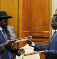 <p>O líder rebelde do Sudão do Sul, Riek Machar, e o presidente do país, Salva Kiir, assinam acordo de paz, em 9 de maio </p>  Foto: Reuters